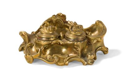 null SMALL GOLDEN
BRONZE INKER with two cups and foliage decoration.
19th century.
H.:...