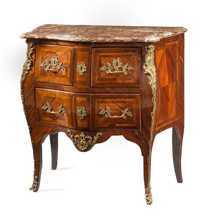 null SATIN AND PURPLE
WOOD COMMODITY with an eventful shape, opening with three drawers...