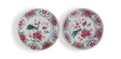 null PAIR OF
PORCELAIN ROSE FAMILY PLACES
China, 18th century
A central decoration...