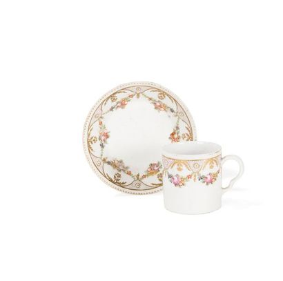 null PARIS
Litron cup and its saucer in porcelain, polychrome
decoration of garlands...