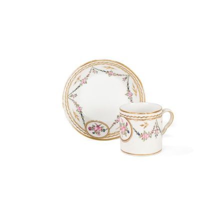 null PARIS
Litron cup and saucer in porcelain 
polychrome decoration of a bouquet...