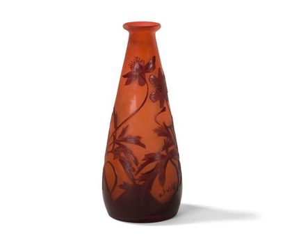 null ÉTABLISSEMENTS GALLÉ (1904-1936)
Géraniums vivaces 
Vase piriforme à col annulaire....