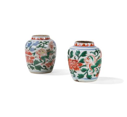 null PAIR OF SMALL WUCAI
PORCELAIN VASKS China, Transition period, 17th century
Balusters,...