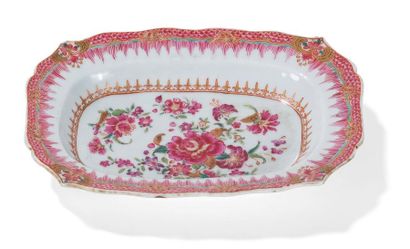 null SMALL Dish IN
PORCELAIN ROSE FAMILY
China, 18th century.
Rectangular with contoured...
