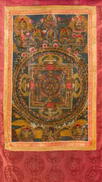 null THANGKA MANDALA
Tibet début du XXème siècle
Représentant un mandala au centre,...
