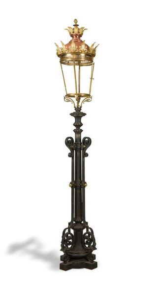 null WORK OF THE 1880
's/1900's Important lamppost consisting of :
- a cast iron...