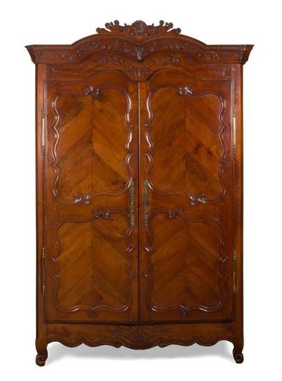 null NATURAL WOODEN CABINET WITH MOLDING AND SCULPTURE
XVIIIth century
H.: 240 cm...