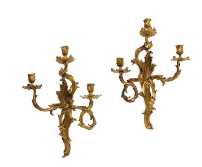 null PAIR OF GOLDEN
BRONZE APPLICATIONS with three branches and foliage decoration.
Louis...