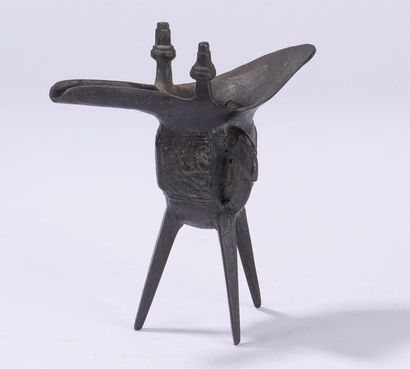 null Coupe Jue en bronze 
Chine, fin du XIXème-début du XXème siècle
Dans le style...