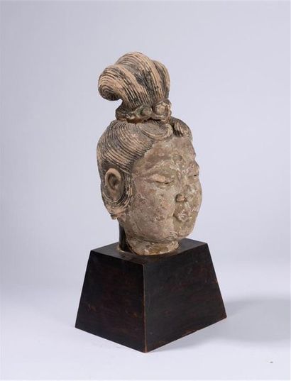 null Tête de Guanyin en stuc polychrome
Chine, époque Ming, XVIIème siècle
Le visage...