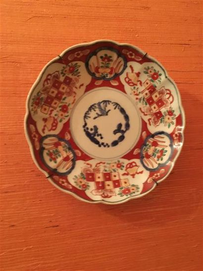 null Deux plats en porcelaine à décor Imari, bords mouvementés
Japon, Circa 1900
D.:...