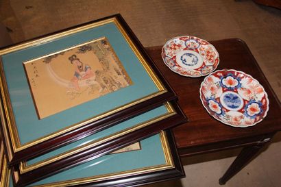 null Deux plats en porcelaine à décor Imari, bords mouvementés
Japon, Circa 1900
D.:...