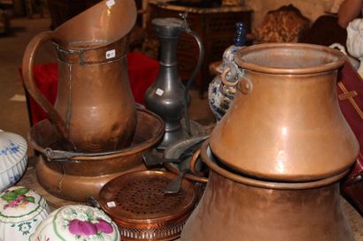 null Ensemble de cuivres anciens comprenant : un broc, une bassine et un pot à anses,...