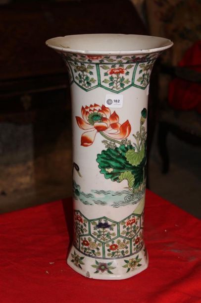 null Vase cornet en porcelaine à décor polychrome Extrême-oriental de canards et...