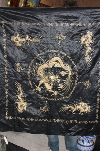 null Tenture en soie à décor de cinq dragons en fil doré sur fond noir 
Chine, XXème...