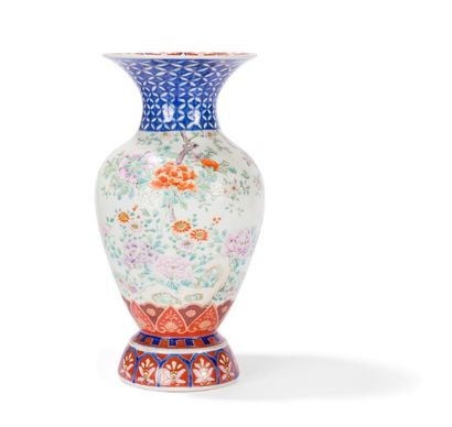 null Vase en porcelaine polychrome
Japon, époque Meiji, fin du XIXème siècle
De forme...