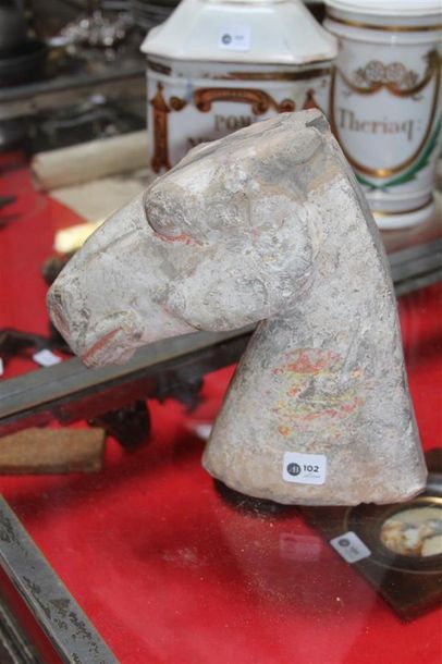 null Tête de cheval en terre cuite
Chine, de style Han
H.: 22 cm
(Traces de polychromie,...