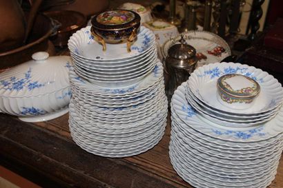 null Partie de service en porcelaine de Limoges Haviland, décor en camaïeu bleu de...