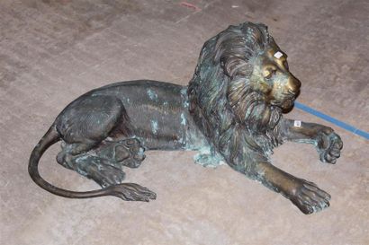 null Sujet en bronze patiné
"Lion couché"
Fin XIXème siècle
H.: 43 cm, L.: 93 cm