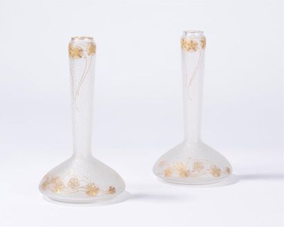 null Paire de vases soliflores en verre à décor gravé de fleurs dorées dans le goût...
