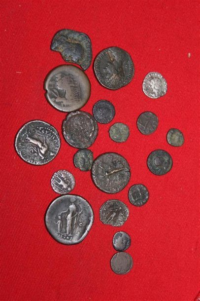 null Ensemble de 19 monnaies antiques (fortes usures et manques)