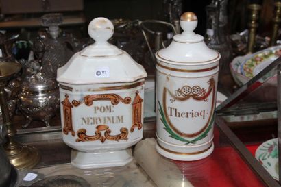 null Deux pots à pharmacie en porcelaine blanche filets or (l'un cassé et recollé)
XIXème...