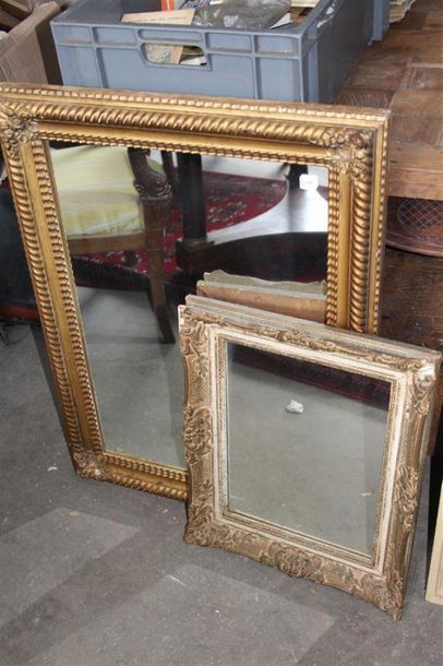 null Miroir rectangulaire, cadre en bois et stuc doré à décor de fleurs et torsades
XIXème...