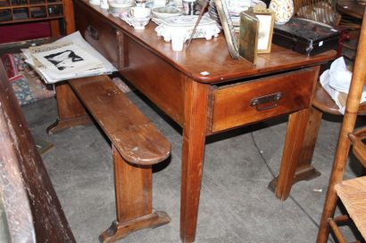 null Table rustique de salle à manger en bois fruitier, deux tiroirs en ceinture

On...