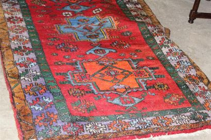 null Tapis en laine à décor géométrique sur fond rouge 
220 x 120 cm
(Usures)