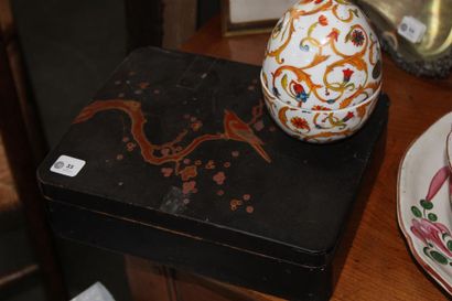 null Boîte en bois laqué à décor japonisant d'oiseau branché
Circa 1900
(Accidents...
