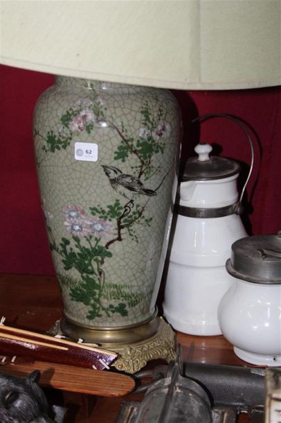 null Vase en céramique craquelée à décor émaillé de fleurs et oiseaux sur fond céladon,...