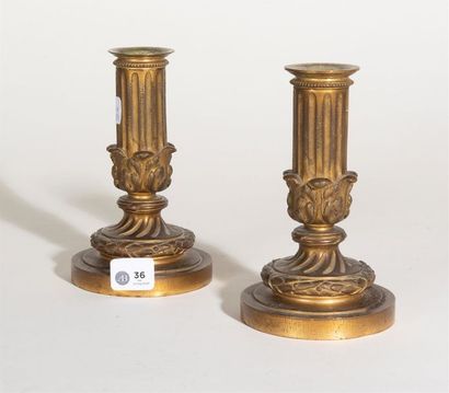 null Paire de petits bougeoirs en bronze, ils reposent sur une base ronde, décor...