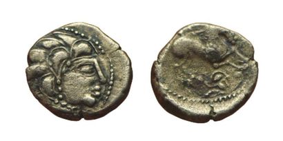 null SANTONS
60-50 av. J.C.
Drachme aux mèches Aquitaniques, à la petite tête casquée...