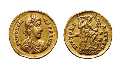 null HONORIUS
Solidus. 393-423.
R/ VICTORIA AVGGG. L'empereur debout à droite, en...