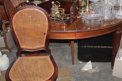 null Table en acajou, plateau ovale, piètement à cannelure
Style Louis XVI

On y...