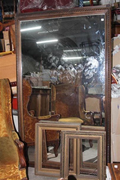 null Grand miroir rectangulaire, cadre en bois teinté et mouluré
185 x 110 cm
Début...