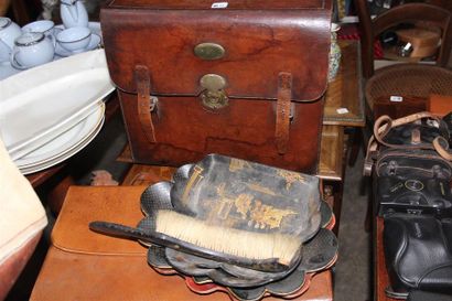 null Sacoche en cuir
Angleterre XIXème siècle

On y joint un sac en toile et en cuir
Début...
