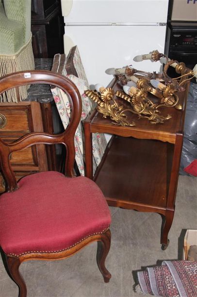 null Table desserte en bois teinté 
XXème siècle

On y joint une chaise pelote, garniture...