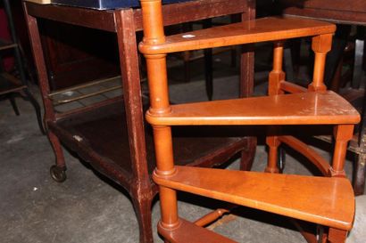 null Table servante en bois teinté
On y joint un escalier de bibiliothèque en meurisier,...