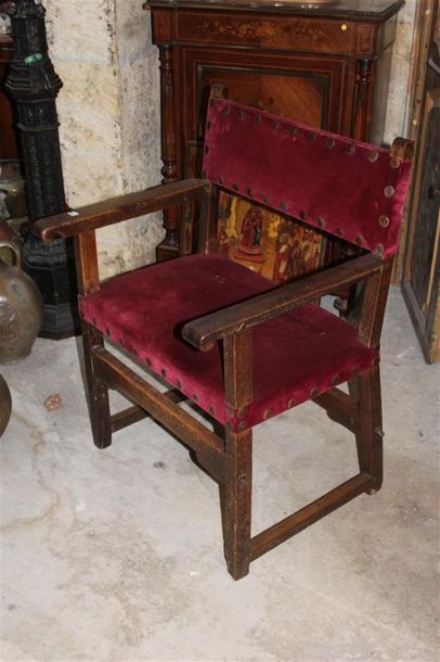 null Paire de fauteuils à bras, garniture de velours bordeaux clouté
XIXème siècle
H.:...