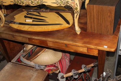 null Table rectangulaire en bois naturel, pieds gaines, deux tiroirs en ceinture
XXème...