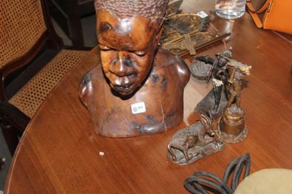 null Ensemble de souvenirs de voyage, Afrique : buste d'homme en bois exotique sculpté...