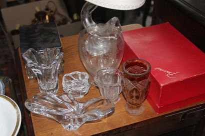 null Ensemble de verrerie et cristallerie comprenant un petit vase en cristal moulé...