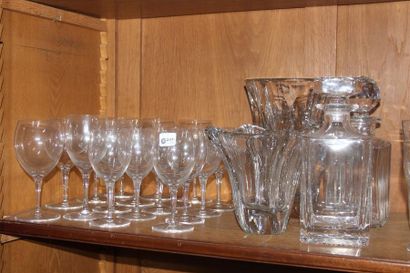 null Ensemble de verrerie et cristallerie comprenant seize verres à pied Saint Louis

On...