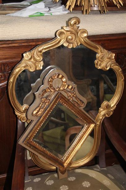null Miroir en bois sculpté et doré à décor de fleurs et feuillages
Style Louis XV
XXème...