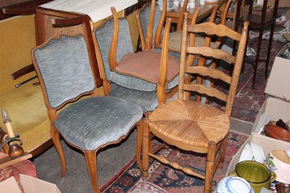 null Deux fauteuils confortables

On y joint six chaises en bois fruitier de Style...