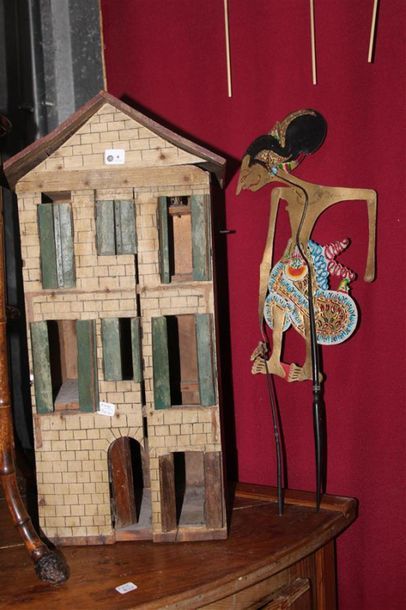 null Jouets d'enfant, maison en bois peint
Début XXème siècle

On y joint une marionnette
Indonésie...