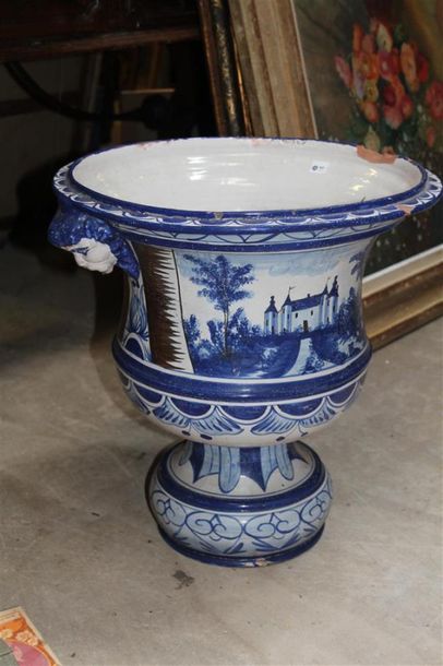 null Grand vase de forme Medicis en faïence de Montagnon décor camaïeu bleu de paysages...
