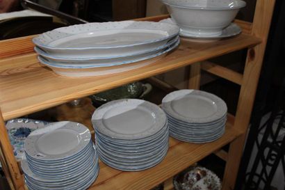 null Partie de service en porcelaine à décor bleu comprenant assiettes, plats et...