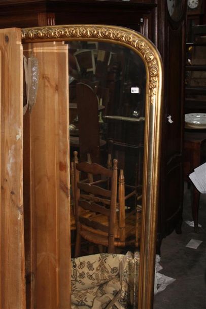 null Miroir, cadre en bois et stuc doré à décor de roses
Circa 1920
H.: 160 cm, L.:...